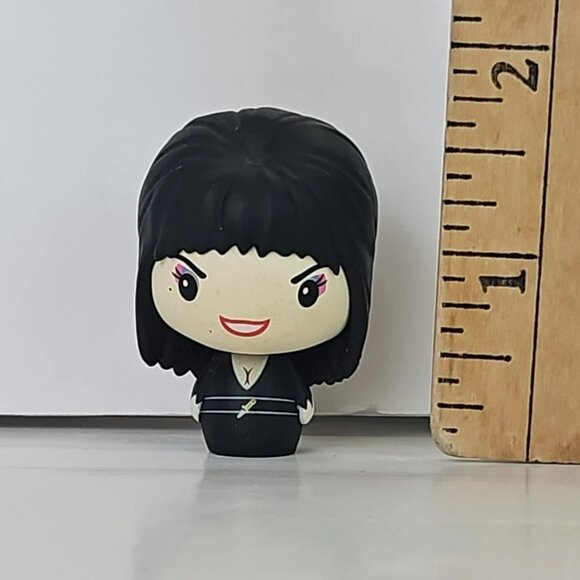 ELVIRA Funko Pint Size Heroes x Mistress of the Dark mini figure 2017 - Picture 6 of 6